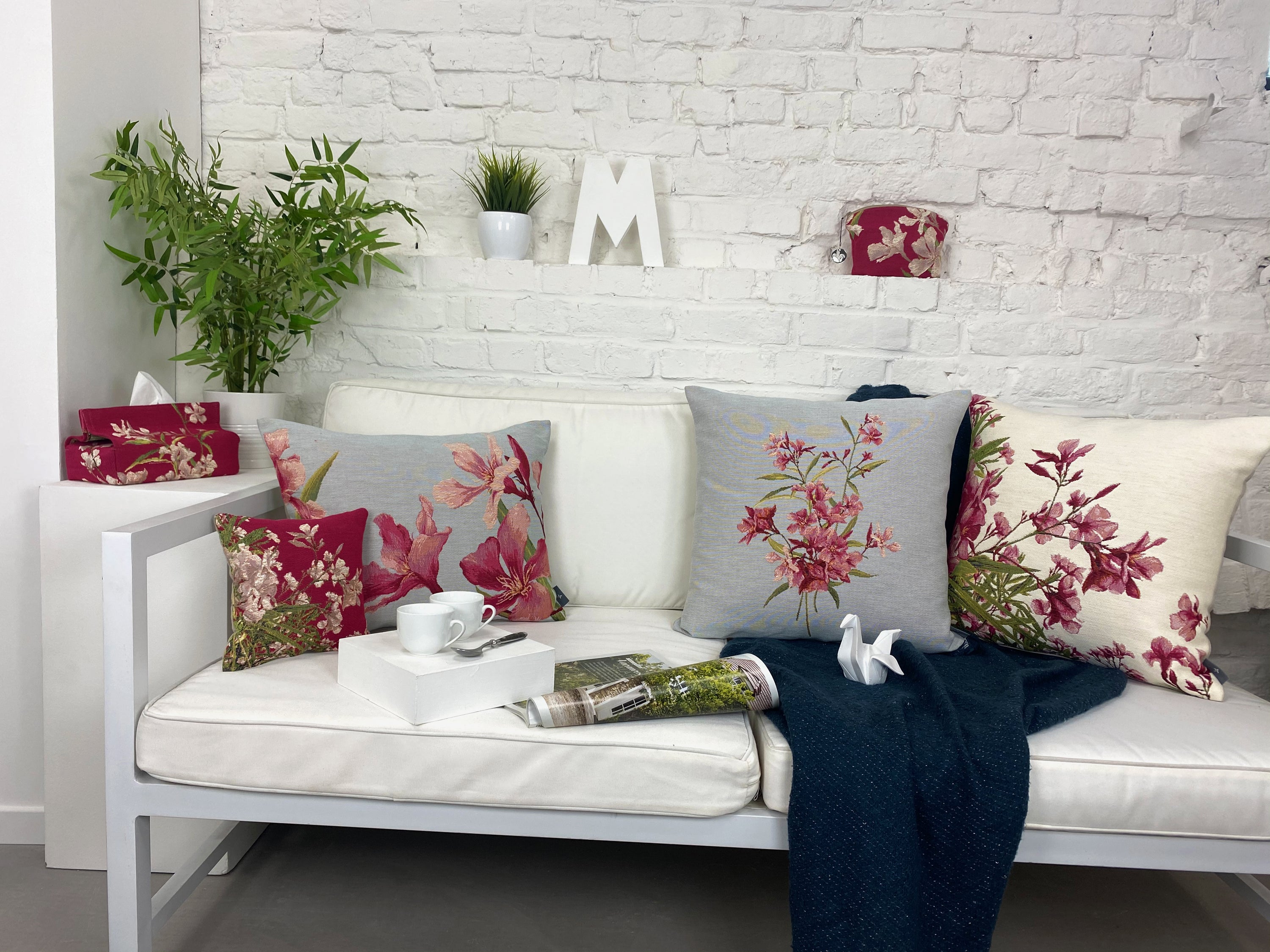 Housse de Coussin Long 22x58cm, Laurier Blanc Fond Rose, ART DE LYS