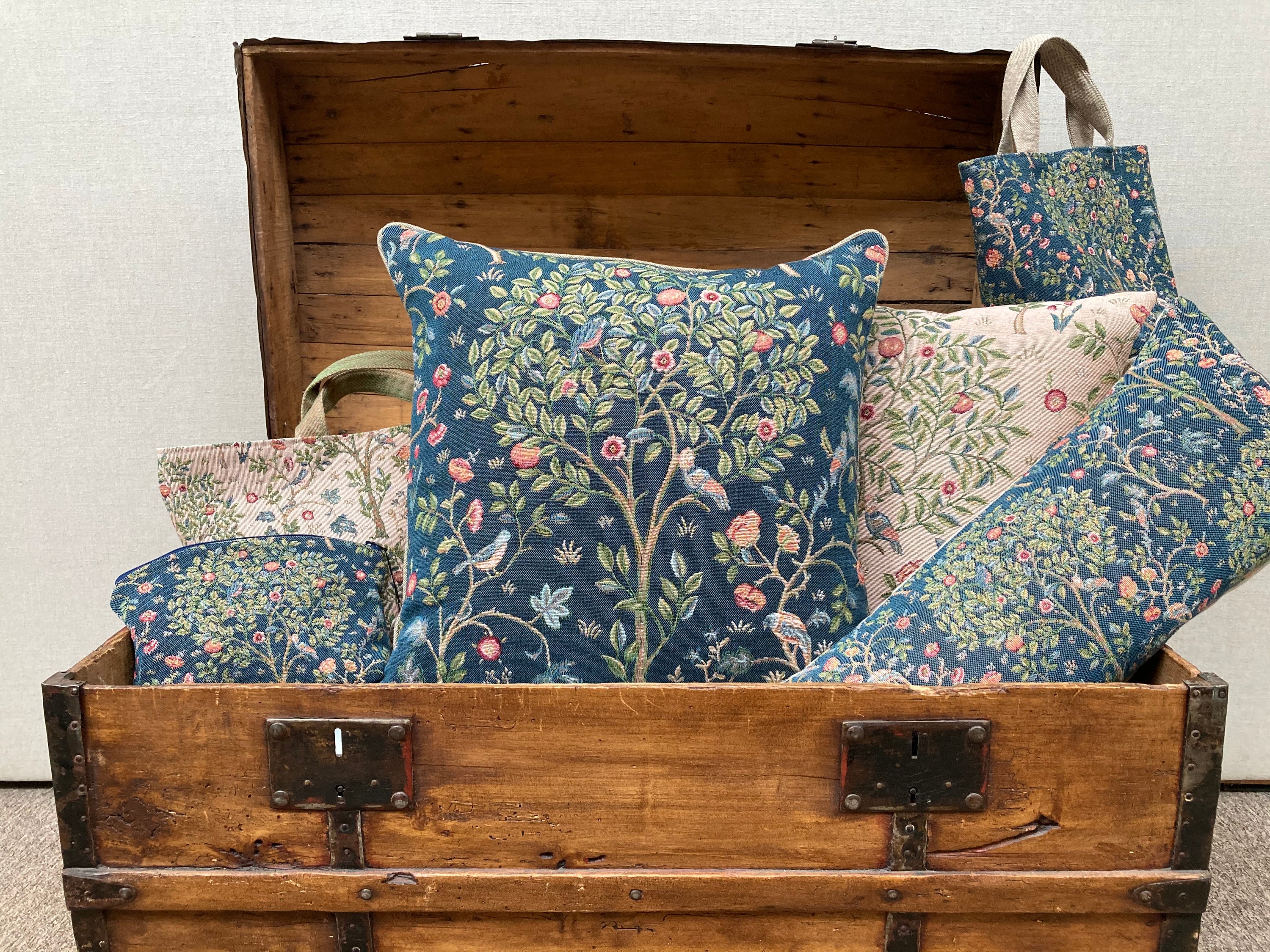 Cushion cover 48x48cm, Kelmscott Tree Beige Background, ART DE LYS