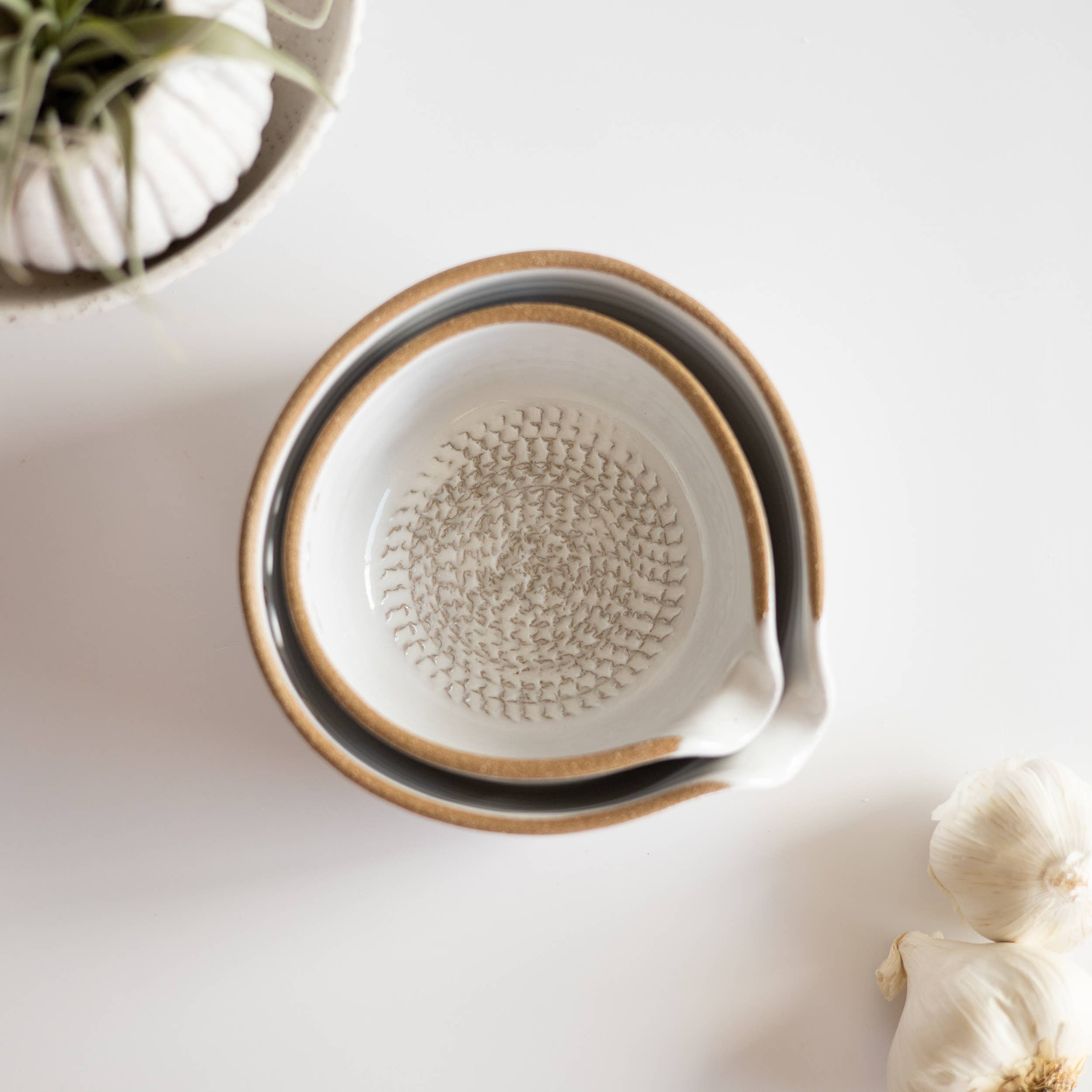 Râpe à ail en céramique et bol éplucheur d’herbes | Fait main: Blanc Classique / Petit