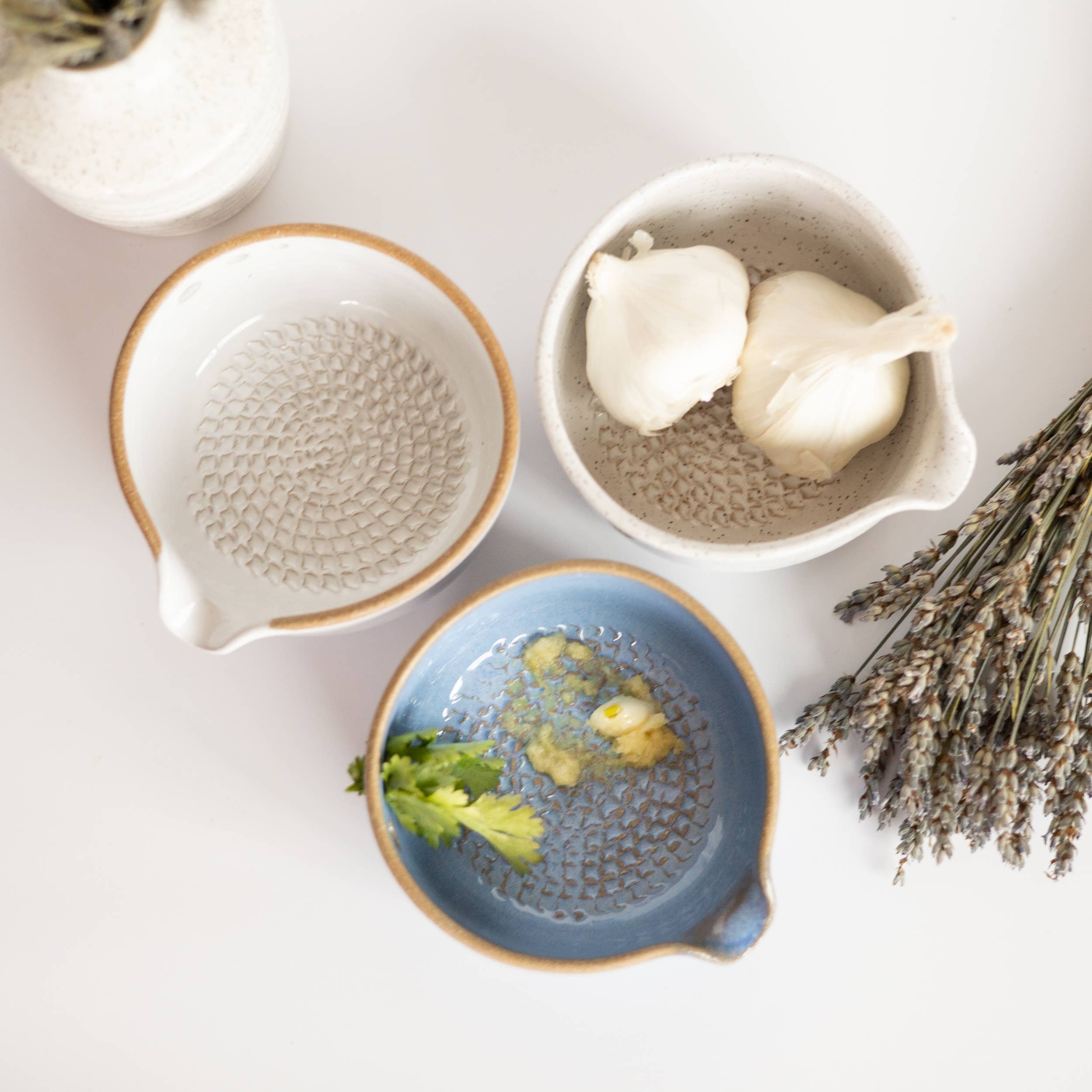Râpe à ail en céramique et bol éplucheur d’herbes | Fait main: Blanc Classique / Petit