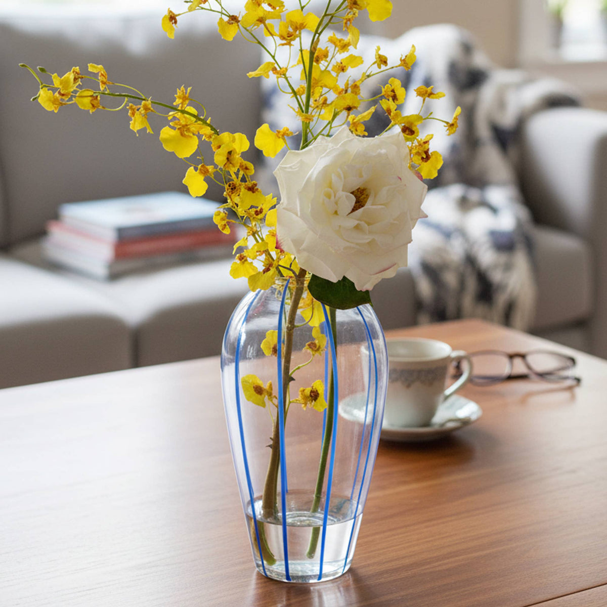 Vase en verre bleu Linea, DRH