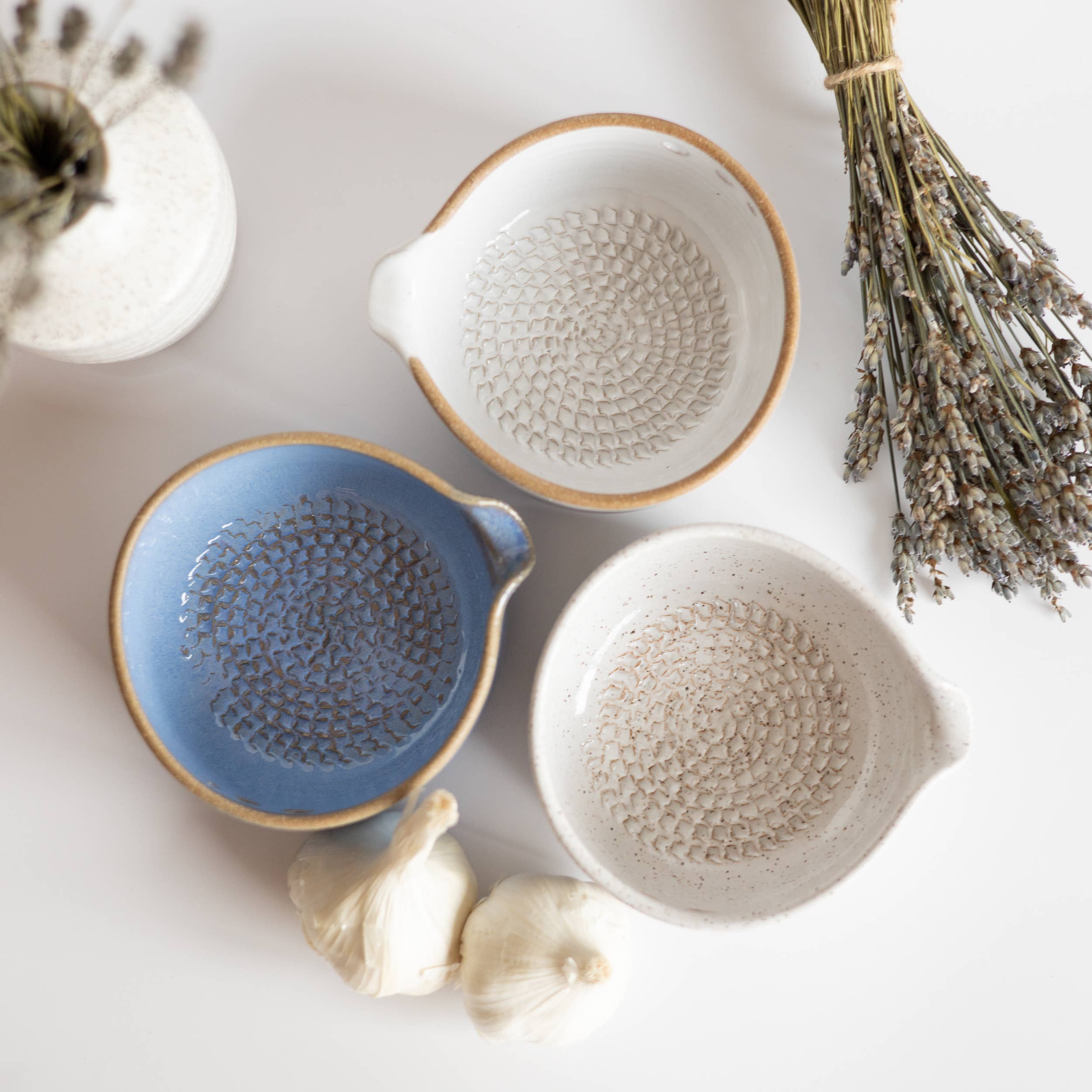 Râpe à ail en céramique et bol éplucheur d’herbes | Fait main: Blanc Classique / Petit