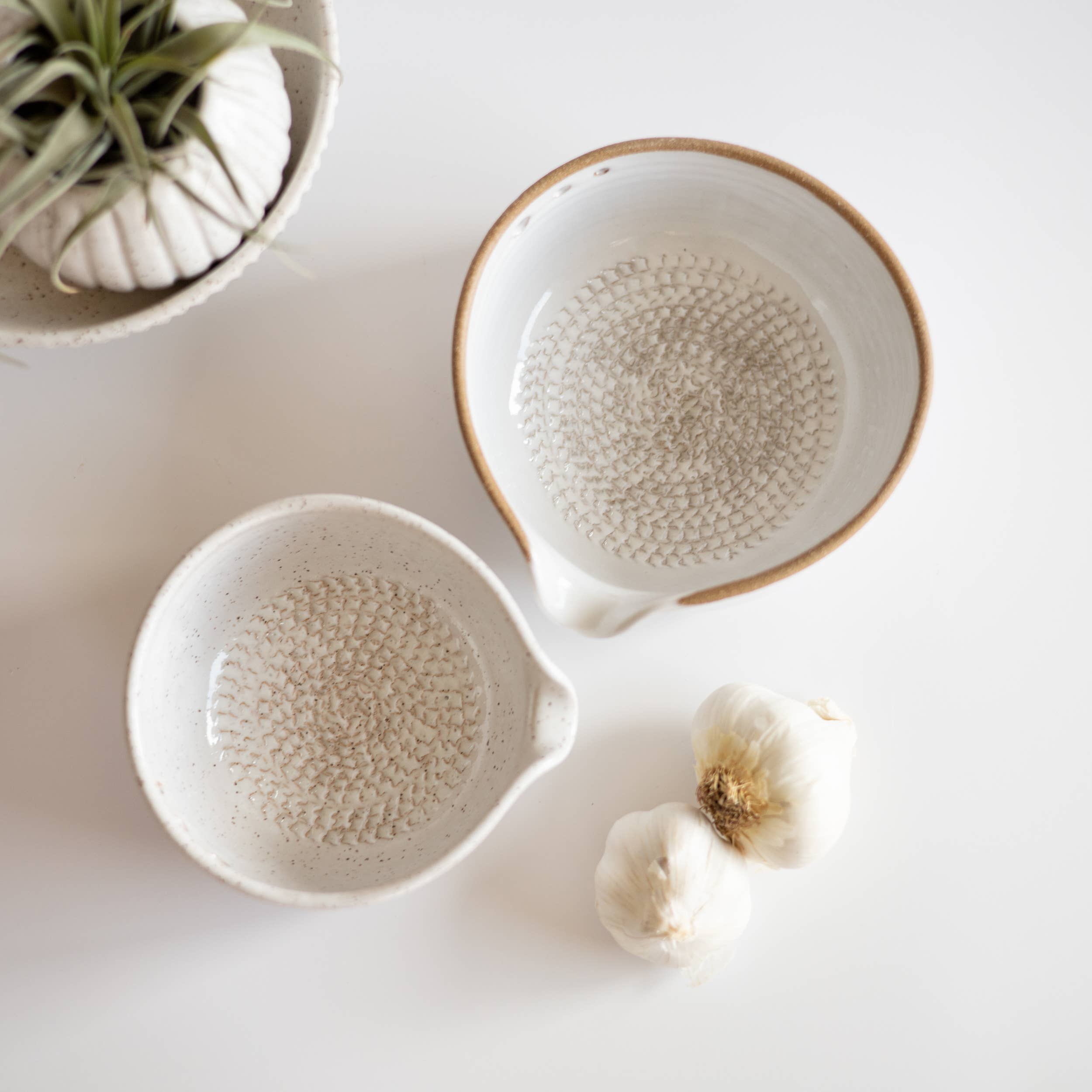 Râpe à ail en céramique et bol éplucheur d’herbes | Fait main: Blanc Classique / Petit