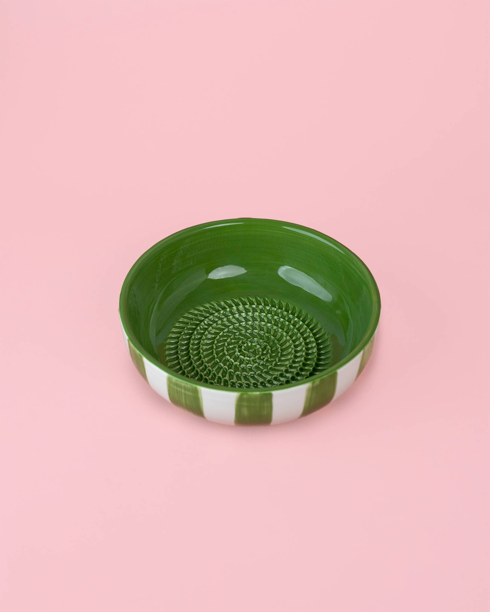 Bol râpe-ail moyen en céramique vert olive: CON PACKAGING