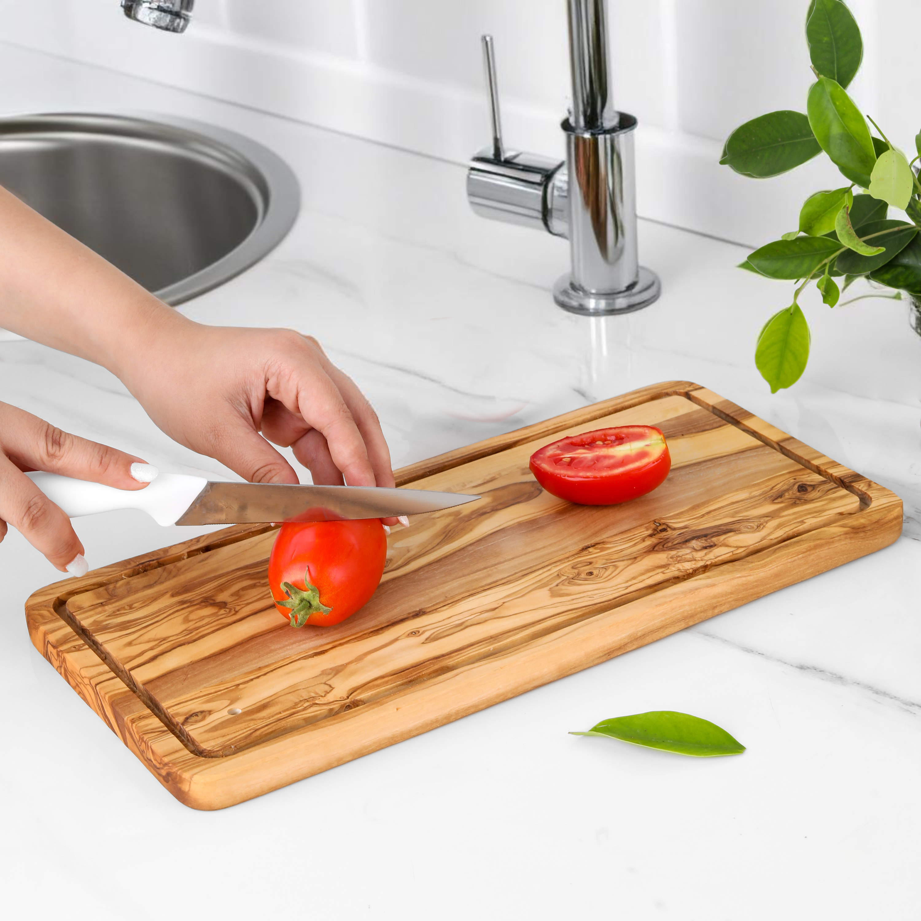 Planche à découper en bois d'olivier fait main - Rectangulaire avec rainure: 13,8 pouces (35 cm)