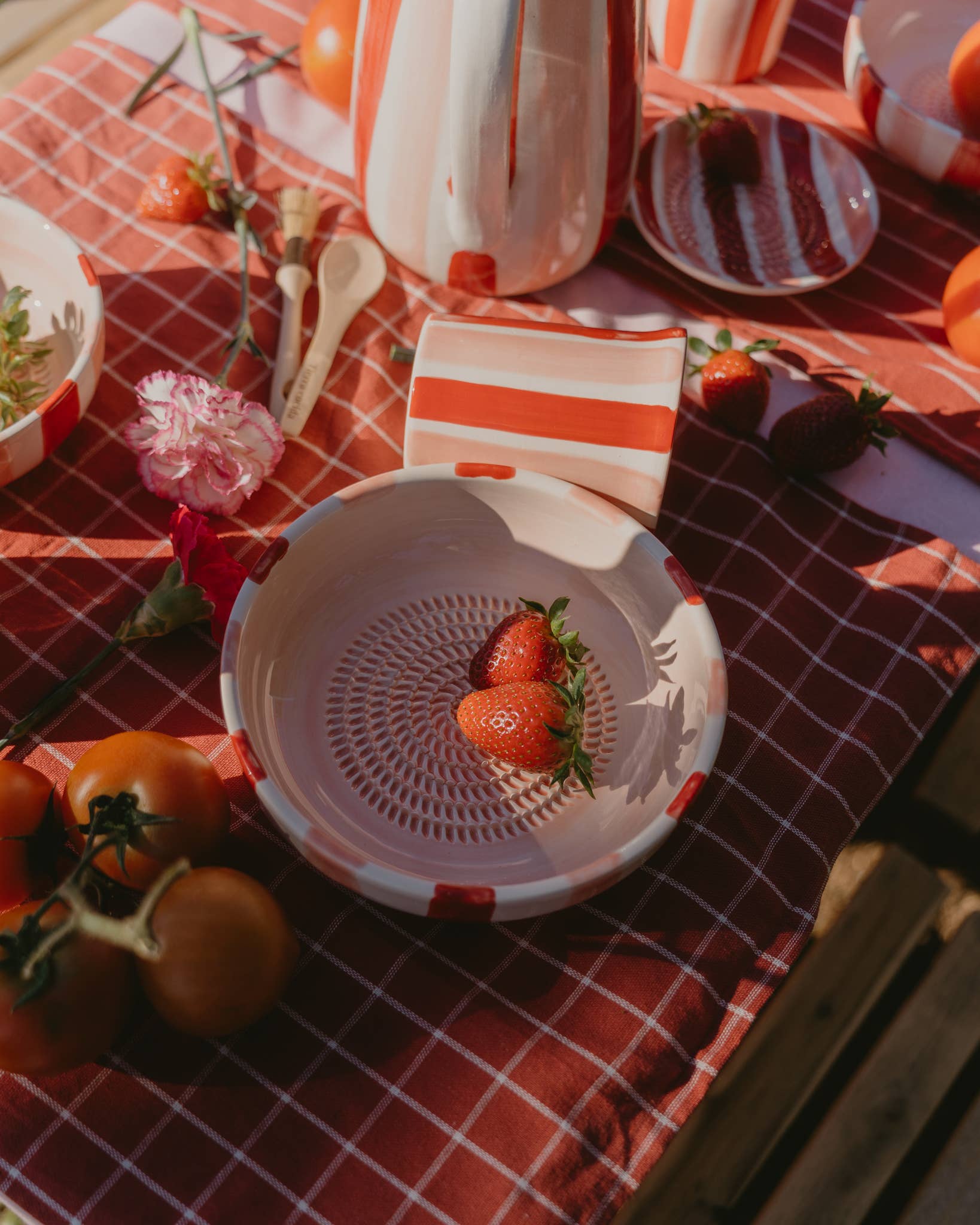 Assiette râpe-ail en céramique - rose moyen et rouge - Sweetheart: AVEC EMBALLAGE
