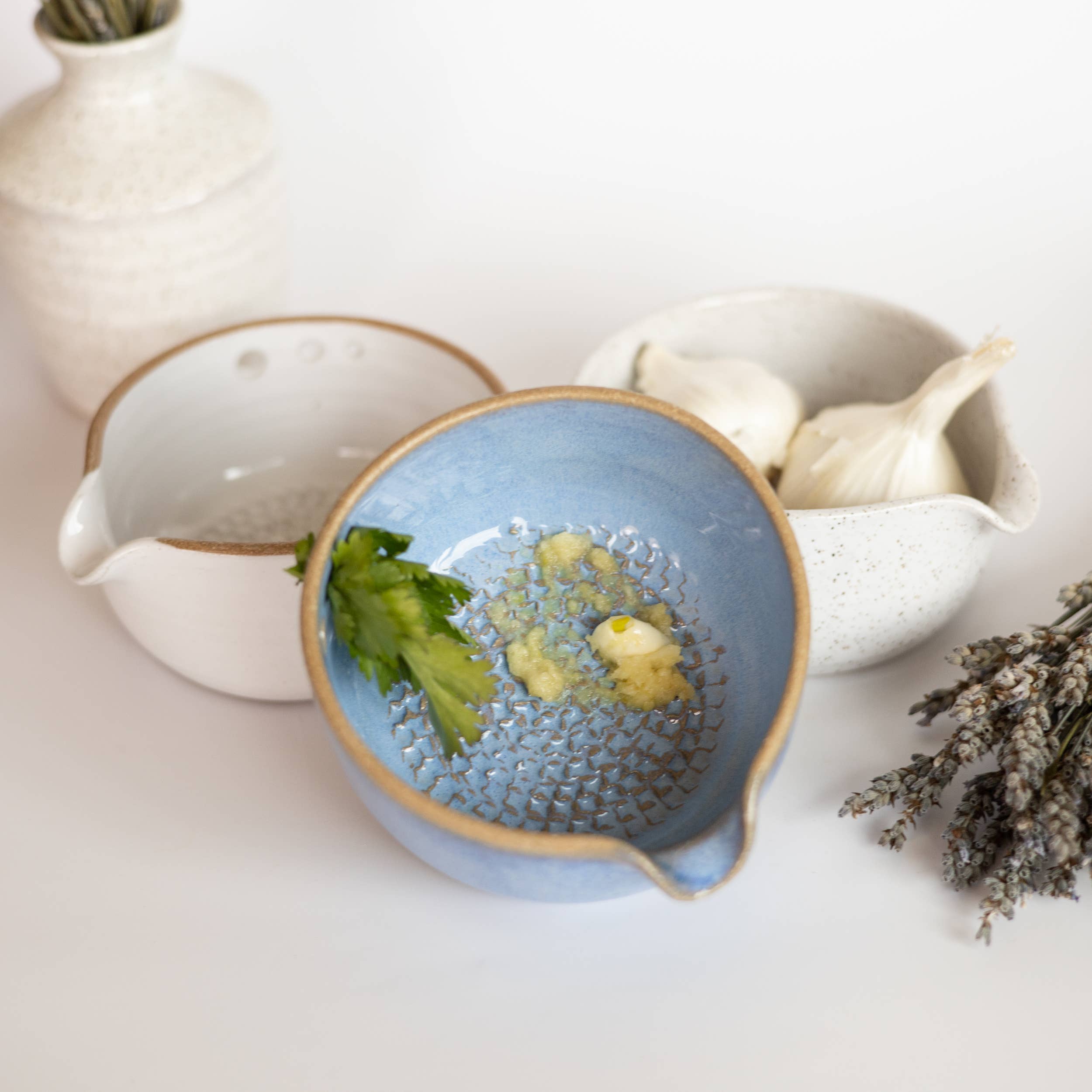 Râpe à ail en céramique et bol éplucheur d’herbes | Fait main: Bleu Français / Petit