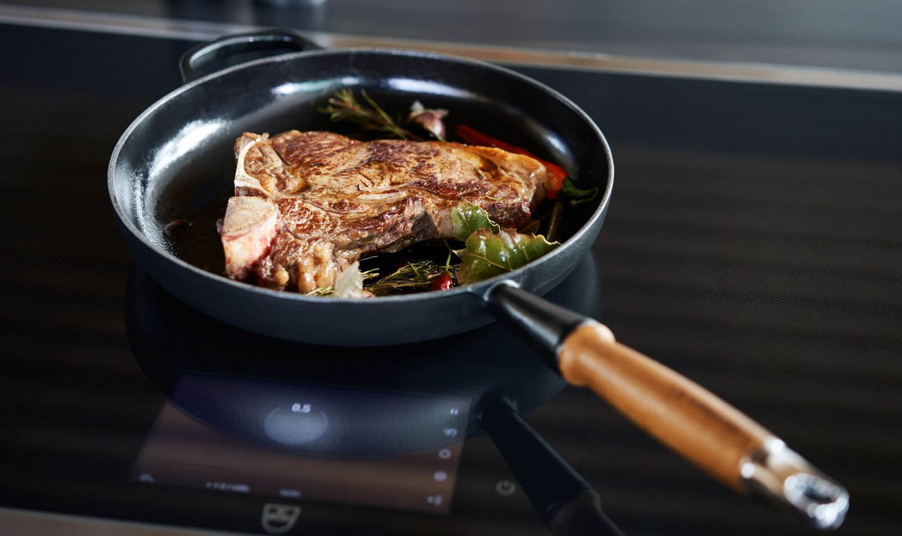 Sauteuse 28cm manche en bois, Signature Noir mat, LE CREUSET