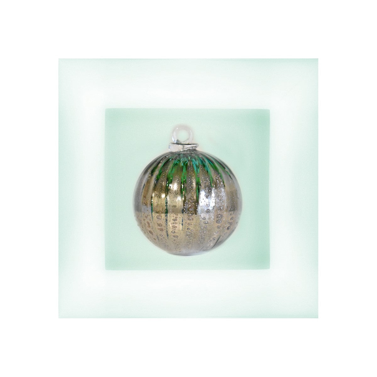 boule-de-noel-vert-avec-decor-argente-dore.jpg