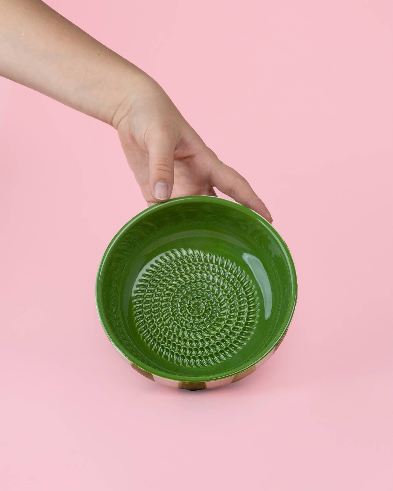 Bol râpe-ail moyen en céramique vert olive: CON PACKAGING