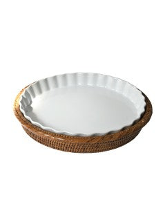 Plat rond tourtière en rotin naturel coloris miel et porcelaine blanche - Irra