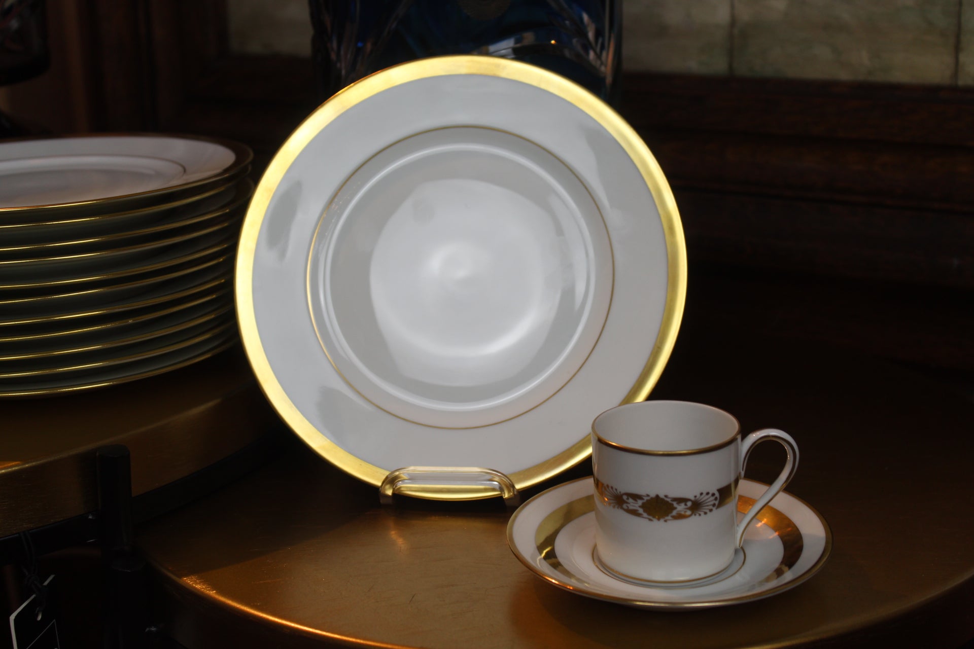 Set of 12 flat plates with matte gold trim, Raynaud